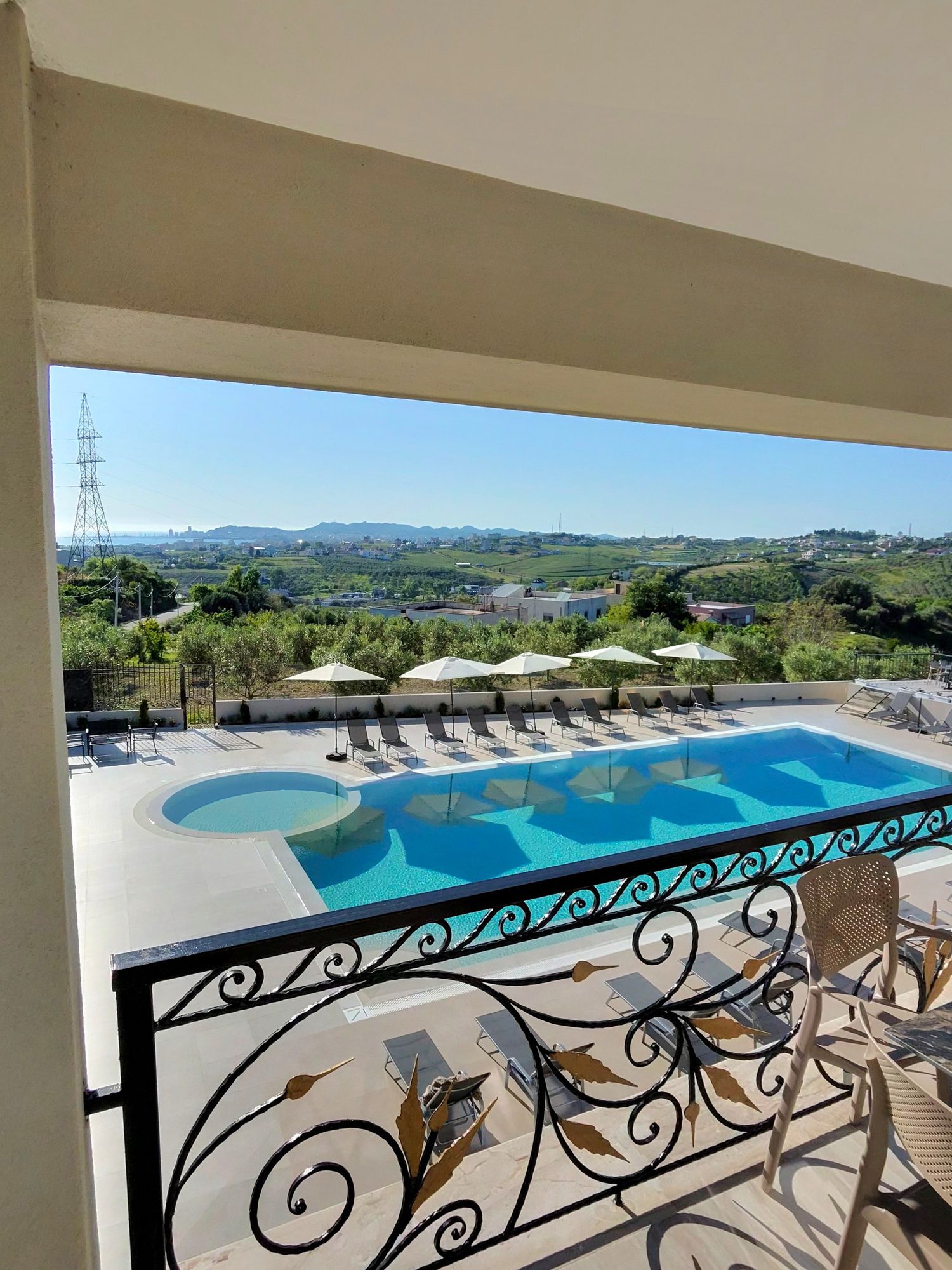 Panorama dalla terrazza — piscina e campagna