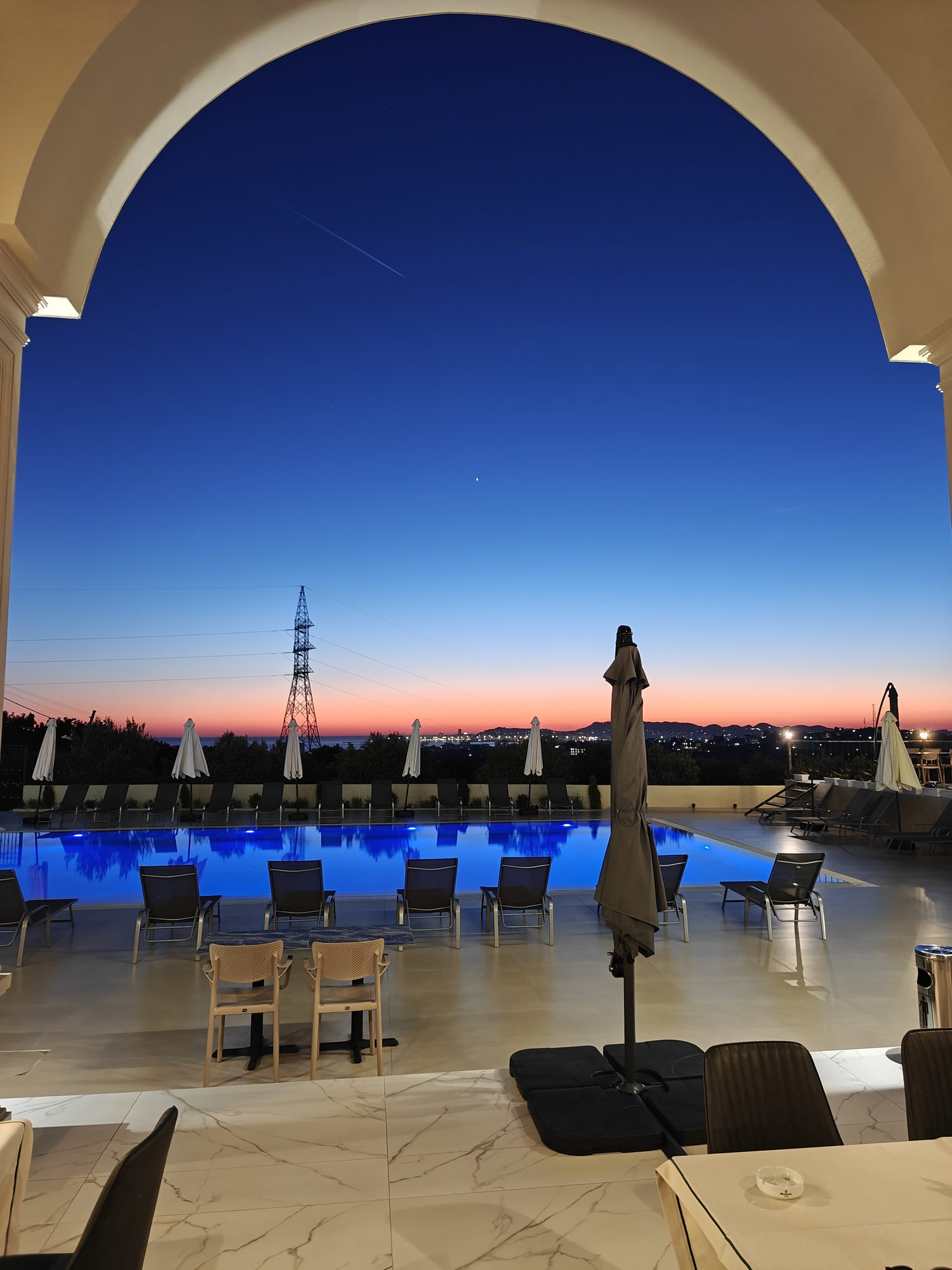 Piscina al crepuscolo — arco e cielo blu-arancio
