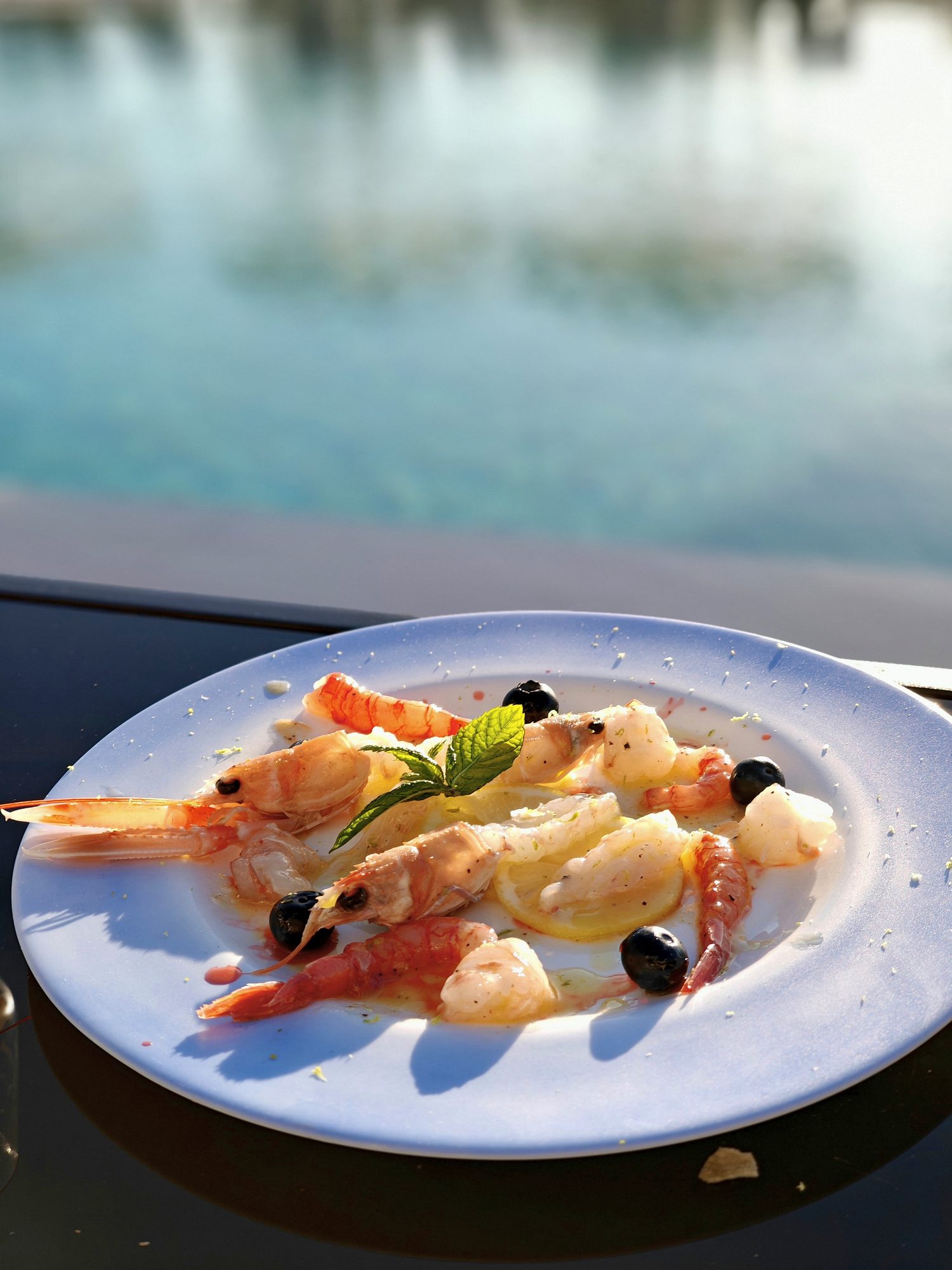 Gamberi rossi crudi — poolside dining