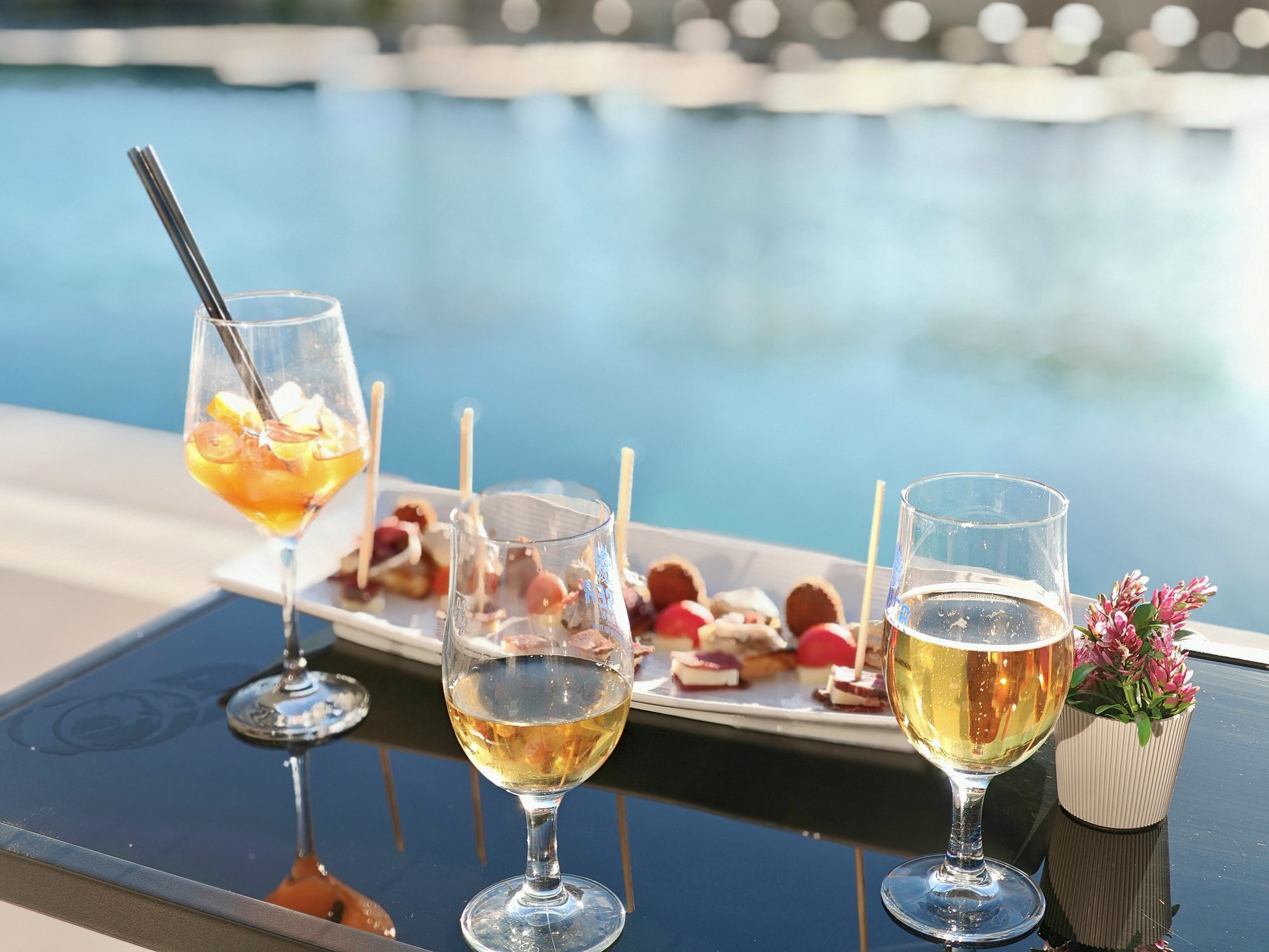 Aperitivo in piscina — vini bianchi e stuzzichini