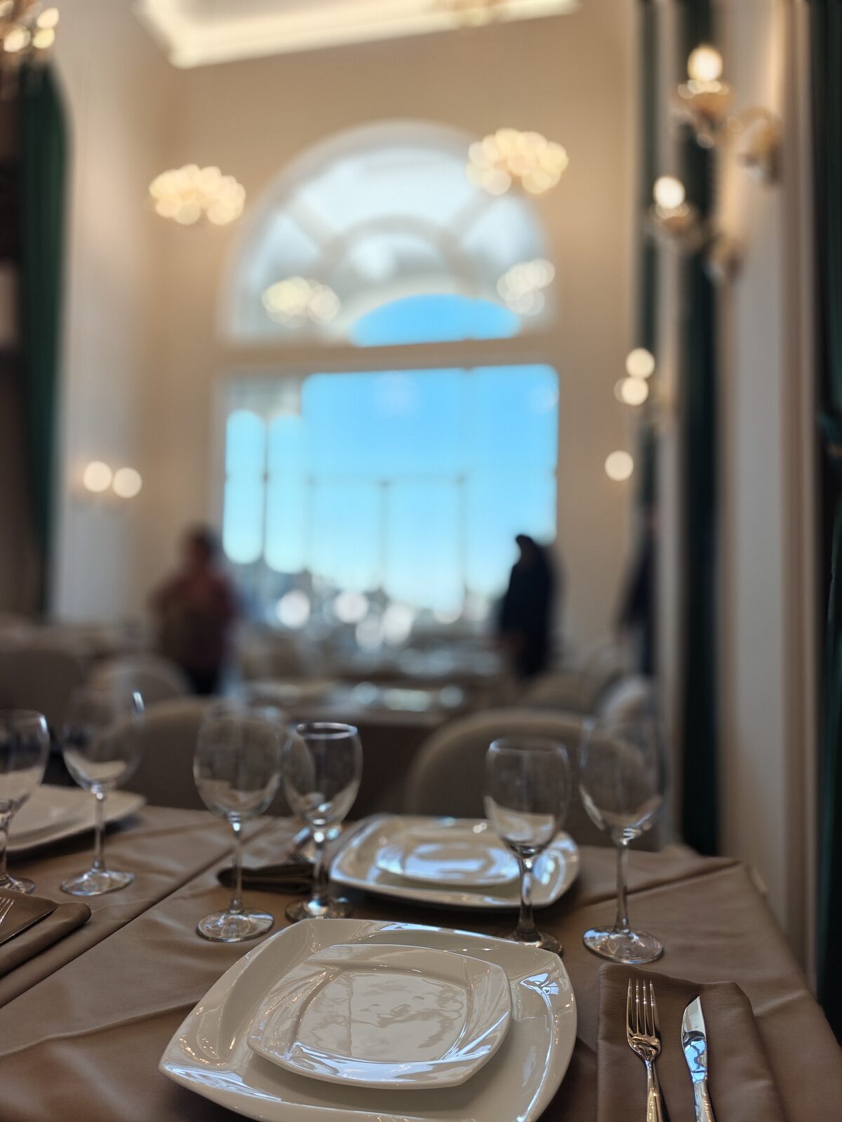 Tavolo elegante con calici di vino — Ristorante Orion