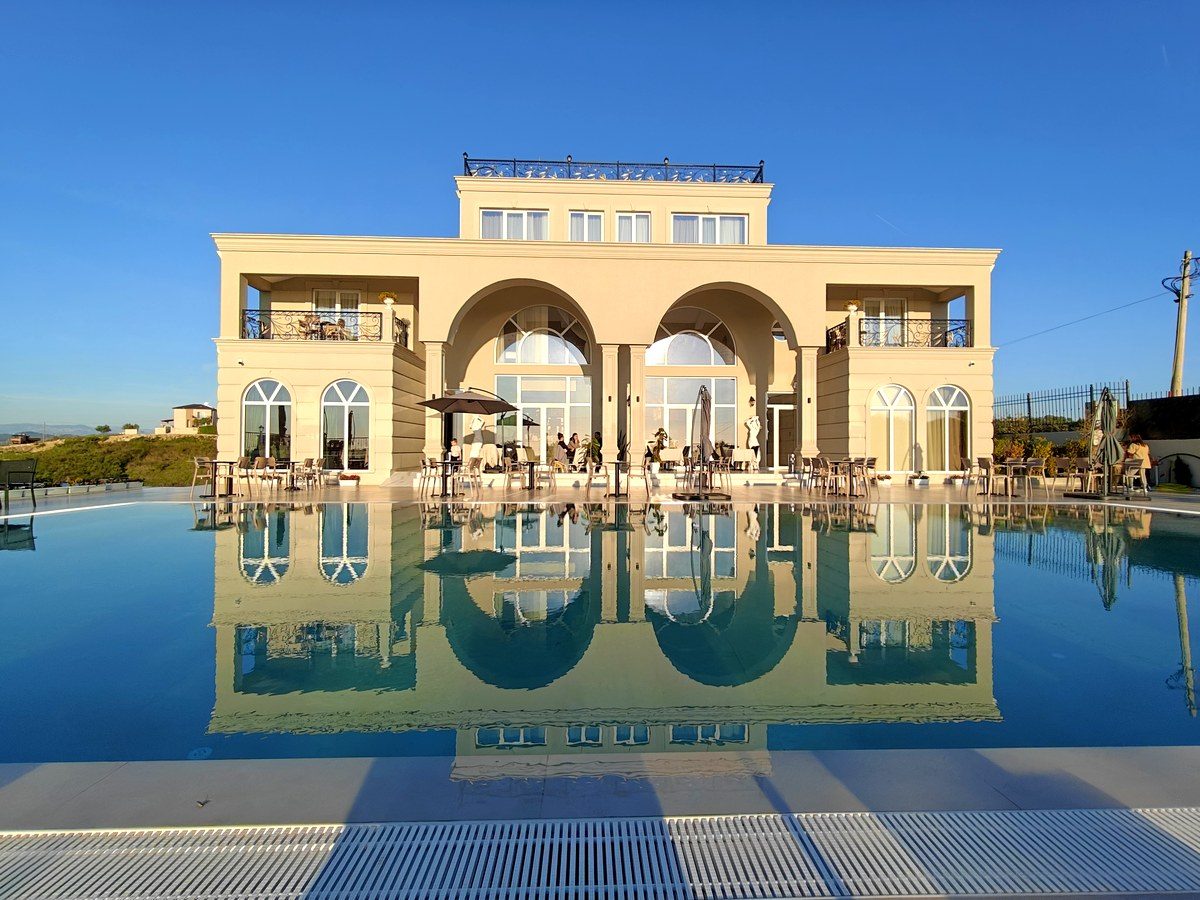 Orion Palace — facciata e piscina di giorno