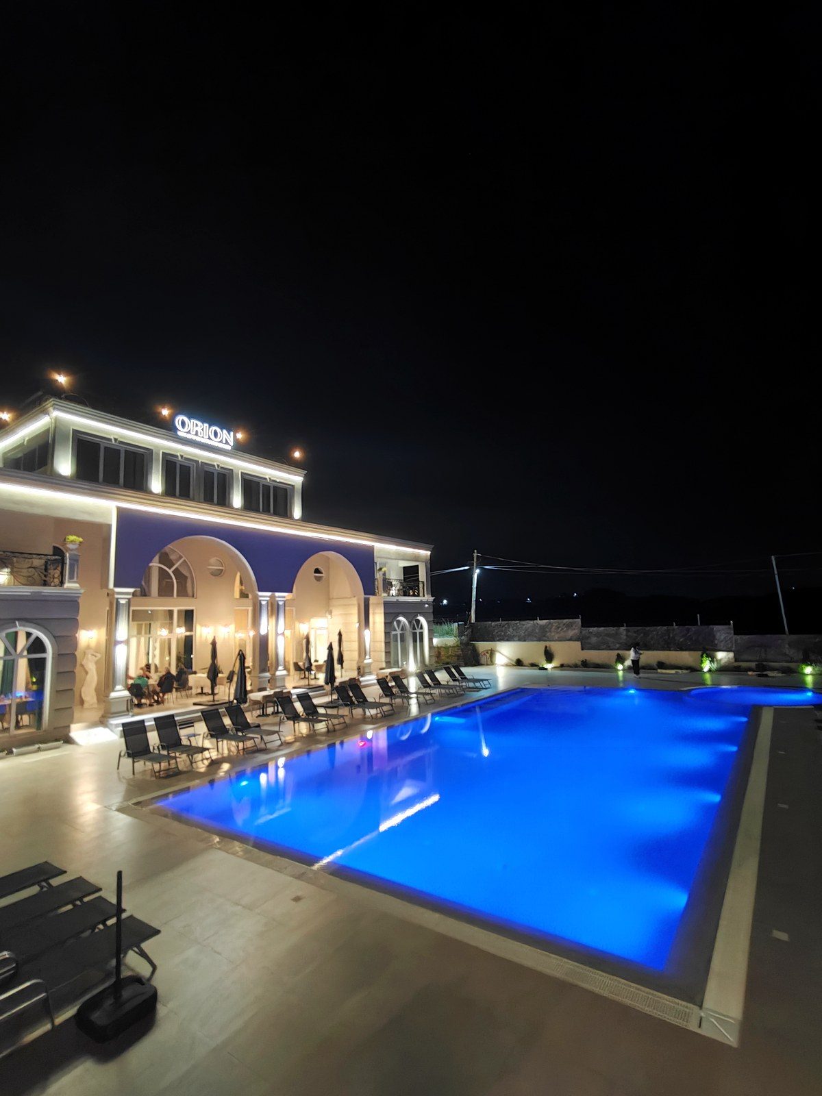 Piscina illuminata di notte