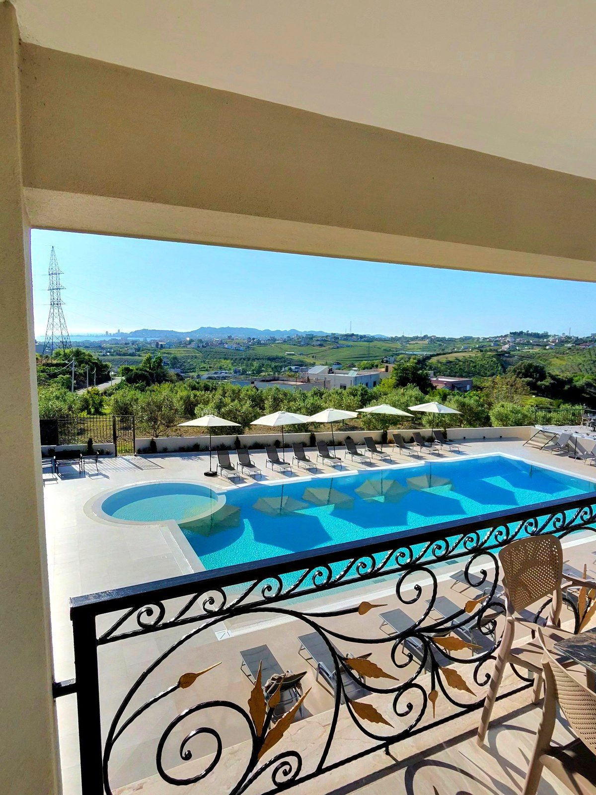 Vista dalla terrazza sulla piscina