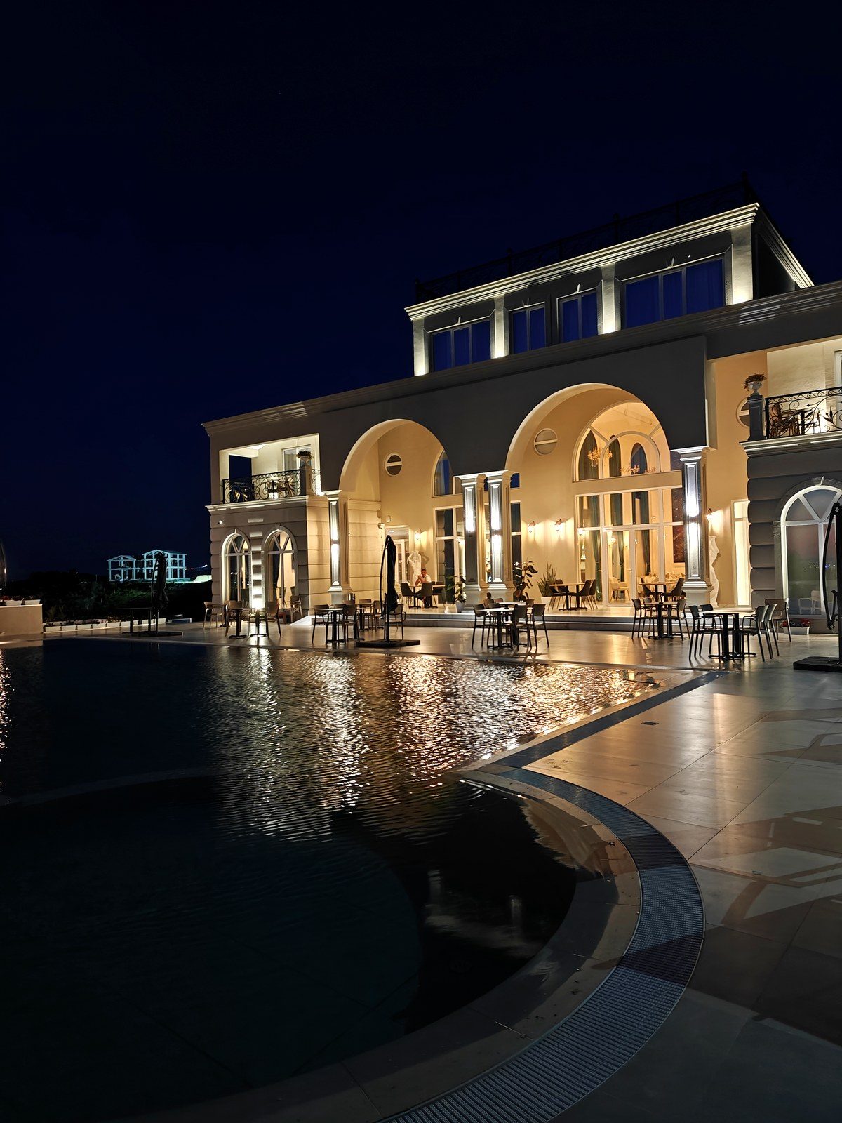 Arcate Orion di notte — terrazza e piscina