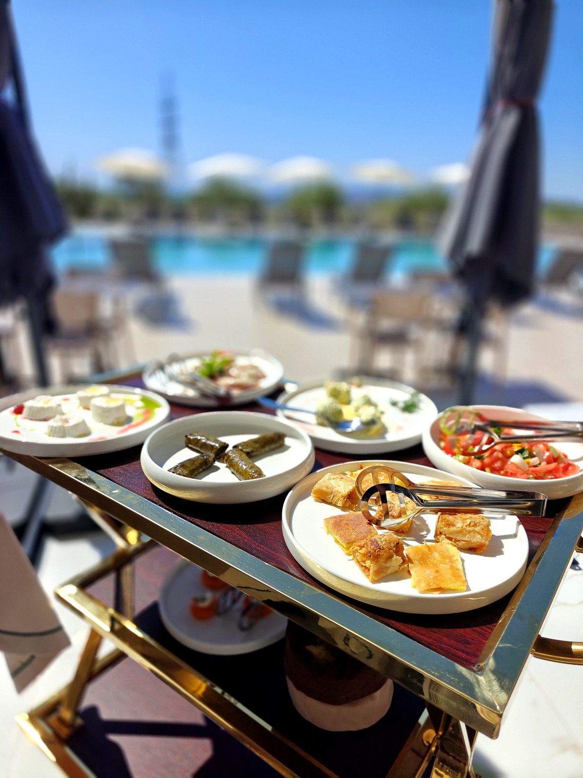 Servizio poolside — cucina tradizionale albanese