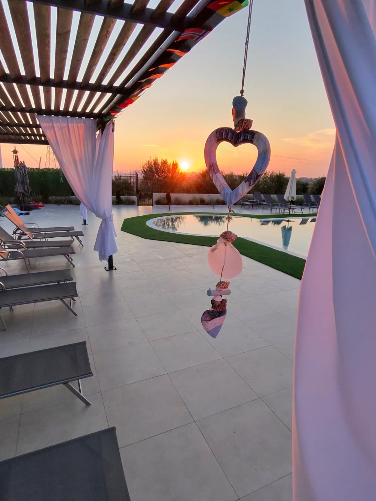 Tramonto dal pergolato Orion con decorazione a cuore