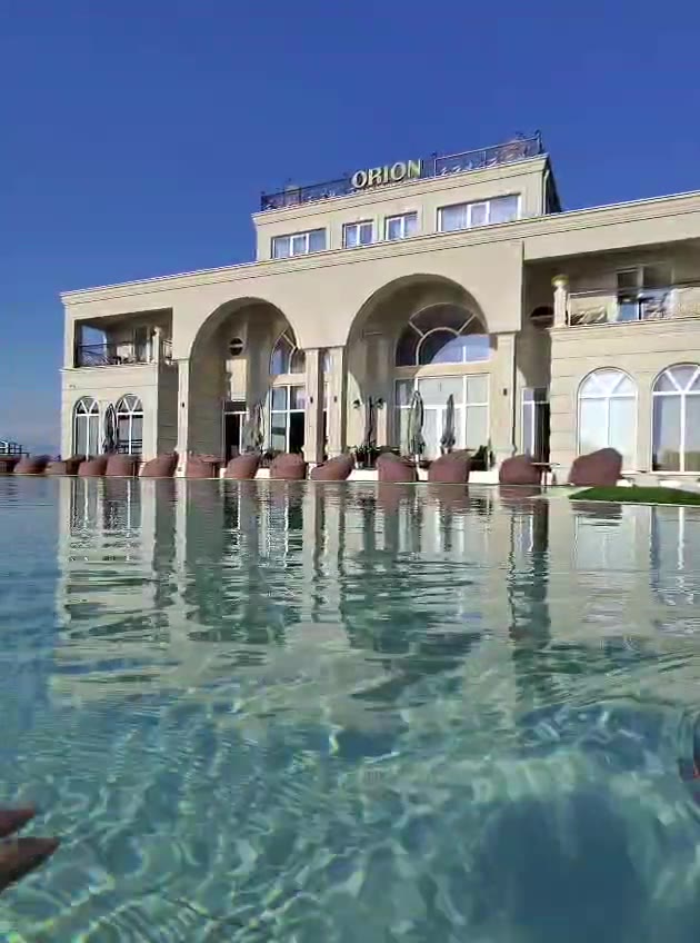 Orion Palace — facciata riflessa nella piscina (video)