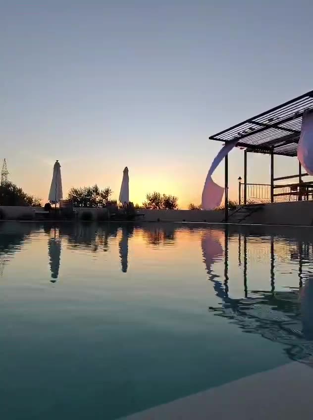 Tramonto sulla piscina Orion (video)
